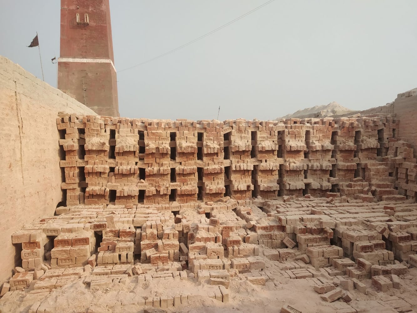 Interior de olaria com fornos de queima de peças cerâmicas