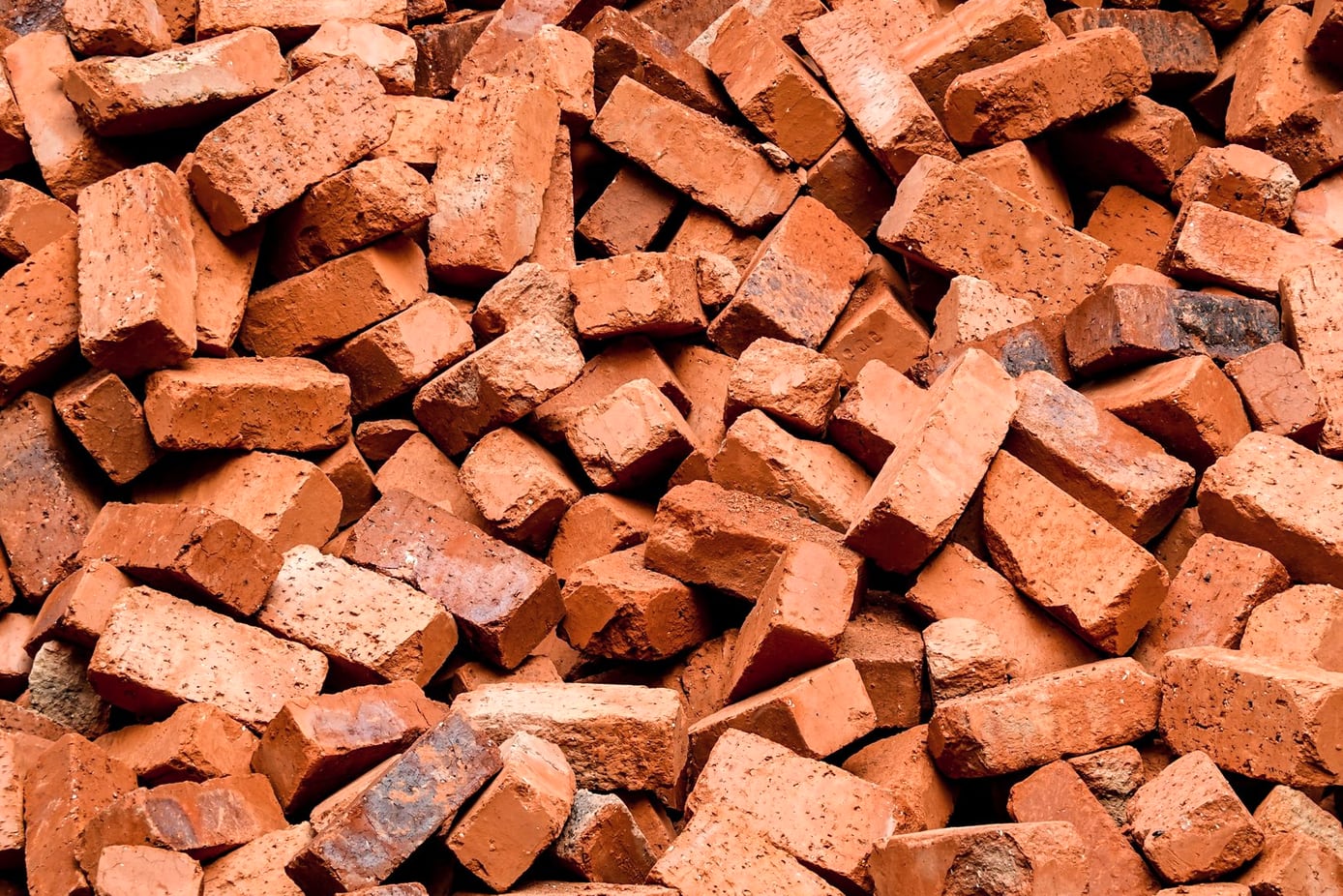 Pilha de argila usada como matéria-prima na produção cerâmica